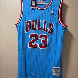 Mitchell & Ness Men’s NBA Reload 2.0 Swingman Bulls Jersey 1995 M.J.